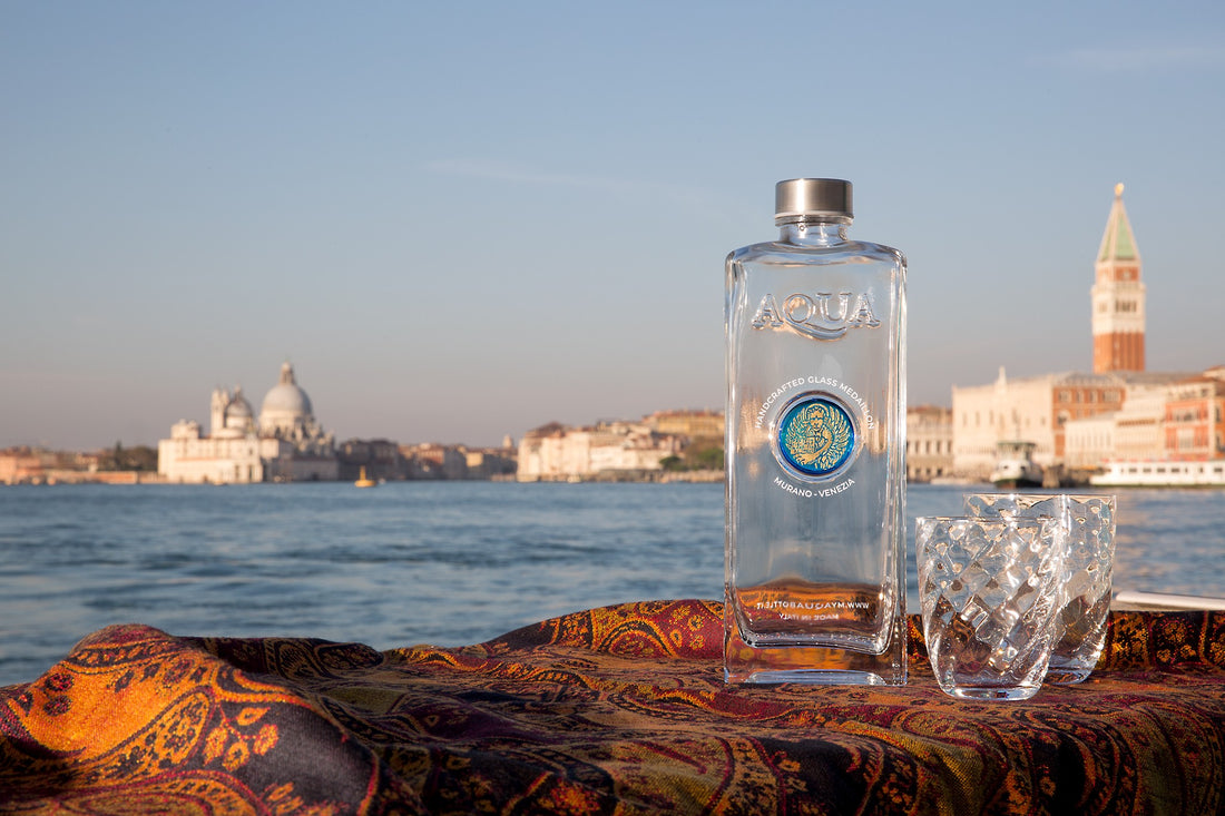 Bottiglia in Vetro decorata con Medaglione in Vetro di Murano - Azzurro Leone Oro - My AQUA Bottle
